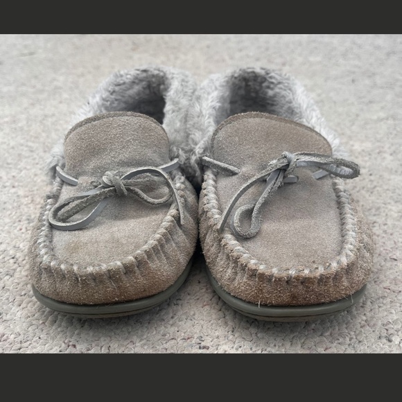 Classic Grey Leather Minnetonka Moccasin Style Faux Fur Slippers Women's Size 8 - Picture 2 of 8